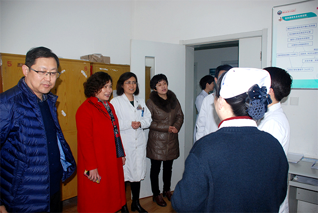 新年伊始，院領(lǐng)導(dǎo)向醫(yī)院一線員工拜年！