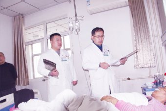 我院急救醫(yī)學(xué)科成功搶救一名心臟驟?；颊?>
      <h2>我院急救醫(yī)學(xué)科成功搶救一名心臟驟停患者</h2>
      <p> 患者張某，女，68歲，往有高血壓病病史5年余。于當(dāng)日七點(diǎn)左右時(shí)突然出現(xiàn)胸悶胸痛癥狀，胸…<a href="/jizhenke/anli/2112.html" target="_blank">【查看詳細(xì)】</a> </p>
 </div>
    <div   id="gyvvnvm"   class="pcasecbotm">
      <div   id="wpyz6ac"   class="pcasel"> <h2><font color=