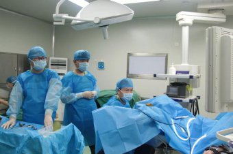 院長主刀除病痛  黨員先鋒獻愛心 —我院成功為87歲獨居高齡老人行經(jīng)尿道前列腺實施電切術