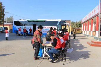 流動(dòng)醫(yī)院進(jìn)村義診 村民豎起大拇指點(diǎn)贊 —山醫(yī)集團(tuán)濰坊市市立醫(yī)院流動(dòng)醫(yī)院走進(jìn)河崖頭村開(kāi)展大型義診活動(dòng)